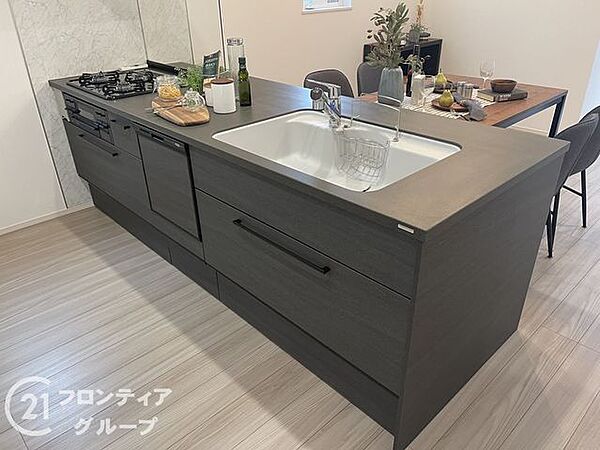 モダンなデザインのキッチンで、スタイリッシュな印象を与え、インテリアに調和します