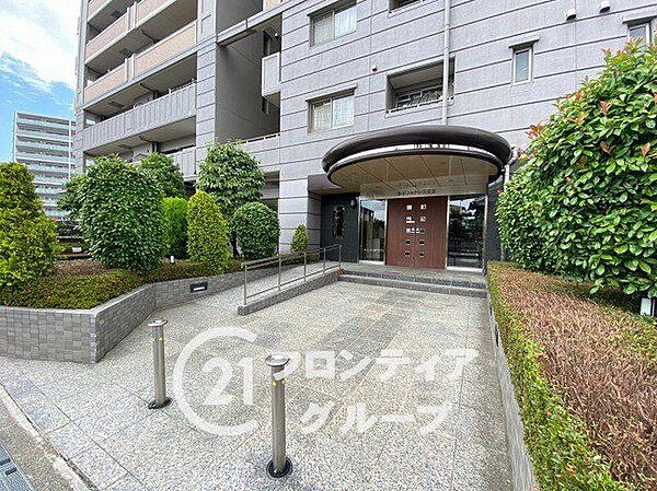 緑豊かな植栽に囲まれたアプローチが、住まう方を優しく迎え入れてくれます。計算されたライティングと開放的な空間が、日々の喧騒を忘れさせてくれる上質な日常を演出します