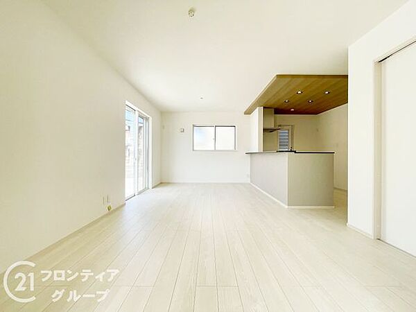 フローリングにはキズの付きにくい特殊塗装を採用し、内装やドアの仕上げは、堂々とした木目で、木の温もりを感じながらお過ごしいただけますね。