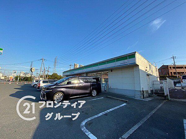ファミリーマート生駒西白庭台店 徒歩8分。 610m