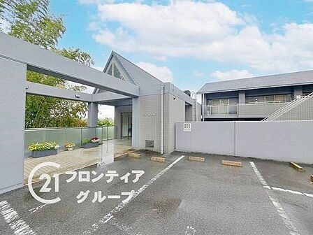 重厚感のある佇まいが住まう方のステータスを象徴するデザインとなっています。洗練されたカラーリングは街並みの中でも一際美しく、帰宅するたびに凛とした心地よさと誇らしい気持ちを届けてくれる仕上がりです
