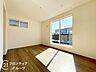 寝室：こちらのお部屋はバルコニーに面しており、日当たり、通風ともに良好です！お布団などもサッと干せて便利ですね！