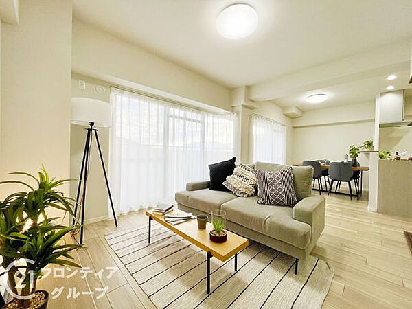 大きな窓からたっぷりの自然光が差し込む開放感あふれる心地よいリビングです！ナチュラルな木目のインテリアが家族の笑顔をつなぐ温かな空間を演出します