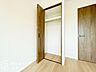 室内：住まい選びは、価格や立地だけでなく、将来の暮らし方まで含めて考えることが大切です。今の段階で気になっていることを、まずスタッフに話してみてください