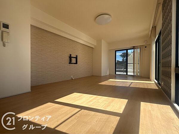 リビングは、家族や友人との時間を楽しむのに最適な広さです。快適な居住空間を提供します。