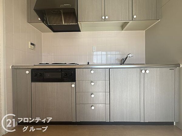 3口コンロ付きのキッチンは、調理の効率が良く、同時に多くの料理を作れる便利で機能的な空間です