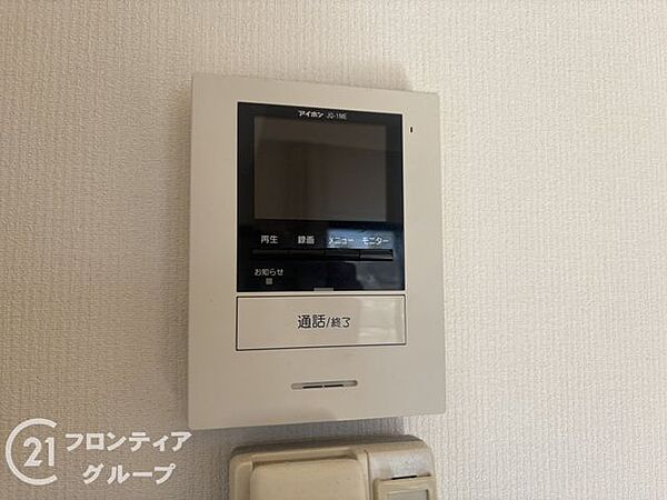 この物件には、安心のTVモニター付きインターホンを完備しています。訪問者の顔を確認できるので、防犯対策もバッチリです！