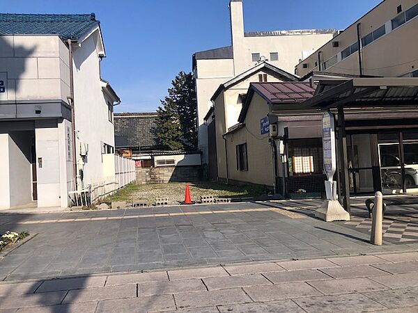 西側正面から撮影しました。