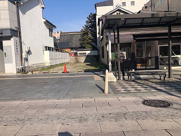 西側正面から撮影しました。