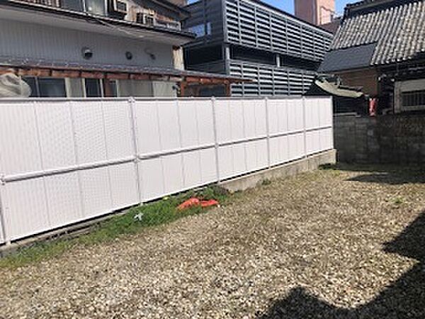 北側に隣地の外壁があります。