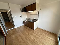 ピュアプレイス 402 4階2DKのリビング/ダイニング