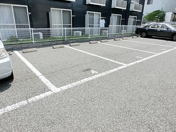 画像7:敷地内の駐車場です。