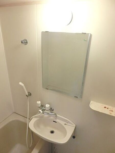 画像13:鏡付きの洗面台で身支度はかどります