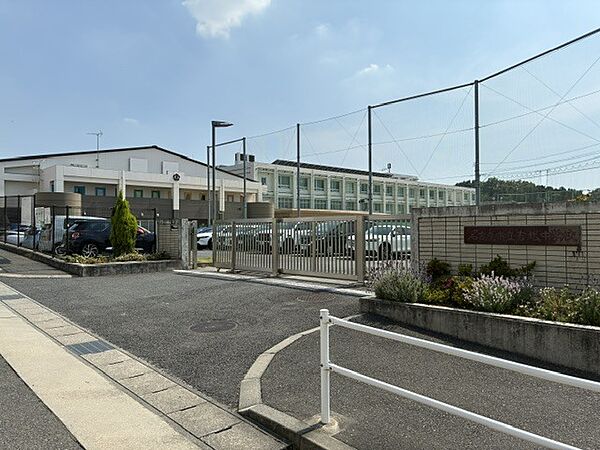 吉根中学校…現地より約820ｍ