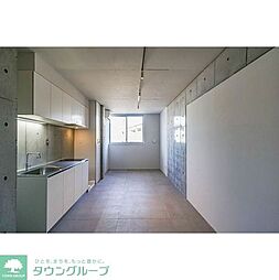 東京メトロ千代田線 明治神宮前駅 徒歩8分の賃貸マンション 地下1階ワンルームのリビング/ダイニング