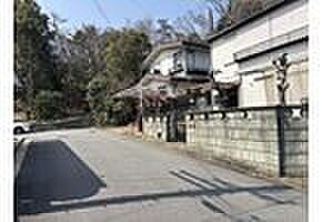 豊かな緑に包まれた閑静な住環境です。開放感のある角地に位置し、穏やかな暮らしを叶えます。新しい生活を始める場所として、ぜひご検討ください。