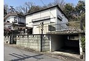 閑静な住宅街に佇む、緑に囲まれた一戸建て。カースペース付きで、自然豊かな環境でのびのびと暮らしたい方におすすめです。リノベーションで自分好みの空間を創りませんか。