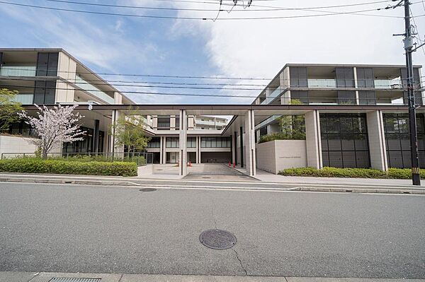 【エントランス】前面道路に沿って植栽が施され、小さいお子様も歩きやすいよう歩道が整備されています。
