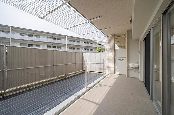 【専用庭】専用庭とつながるバルコニー。