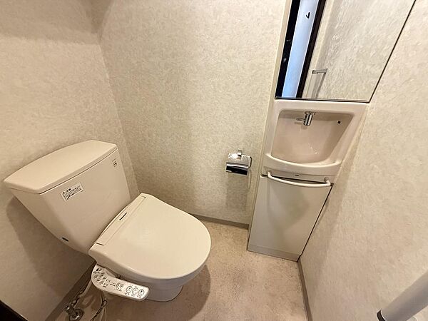 【トイレ】一年を通じて快適にお使いいただける温水洗浄便座付きのトイレです。