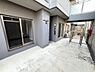 その他：【ポーチ】玄関の前に門扉付きのポーチがあります。