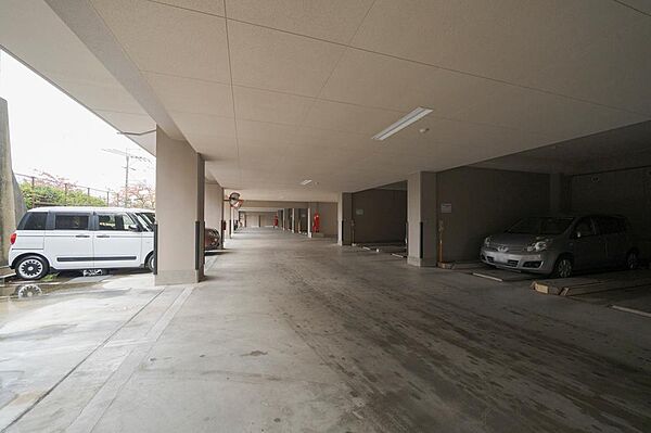 【駐車場】マンション敷地内に駐車場が設けられています（車種による）。