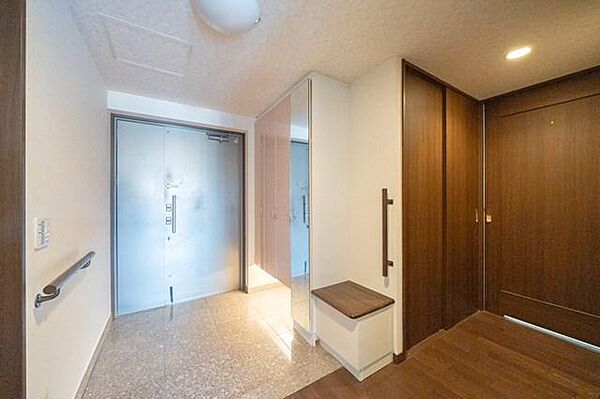 【玄関】シューズクローゼットは姿見付きで、外出前の身だしなみチェックがしっかりできます。