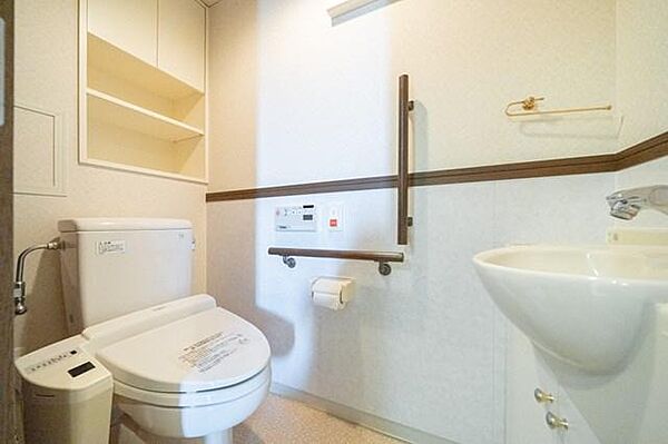 【トイレ】温水洗浄便座付きのトイレです。寒い時期でも暖かな便座で快適に使うことができます。