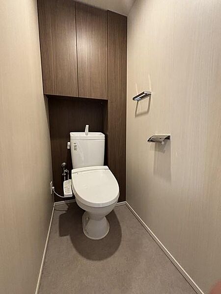 【トイレ】手洗い器一体型、温水洗浄便座付きのトイレは、清潔感のある空間です。