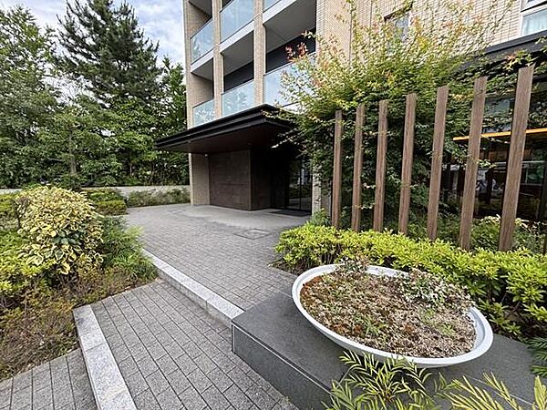 【エントランス】エントランスには緑豊かな植栽が施されています。