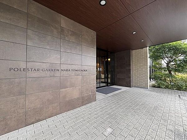 【エントランス】石造りが印象的なエントランス。大切なペットと一緒に暮らせるマンションです。