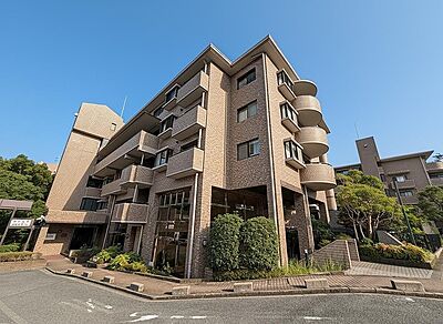 外観:街並みに馴染む落ち着いた色合いのマンション。多様なバルコニーが外観にリズムを生み出し、個性的な住まいを演出します。 外観:街並みに馴染む落ち着いた色合いのマンション。多様なバルコニーが外観にリズムを生み出し、個性的な住まいを演出します。