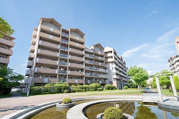 【現地外観写真】マンション敷地内には公園や歩道が整備され、落ち着いた住環境です。