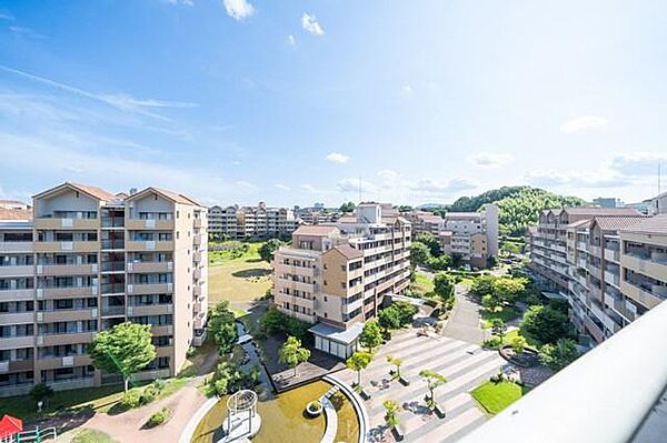 【バルコニーからの眺望】天気の良い日には、広い青空を見渡す開放感を楽しむことができます。