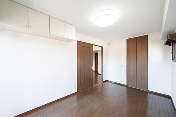 【洋室/約7.6帖】広さにゆとりがあり、主寝室としておすすめのお部屋です。