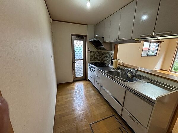 キッチンは収納が充実しており、LDKとカウンターで繋がる開放的な空間です。料理をしながら家族との会話も楽しめます。