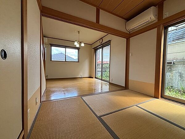 和室と洋室が隣接しており、ライフスタイルに合わせて多様な使い方が可能です。エアコン付きで快適に過ごせます。