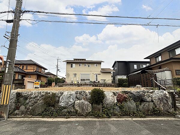 約73坪のゆとりある敷地北東角地につき開放感があります