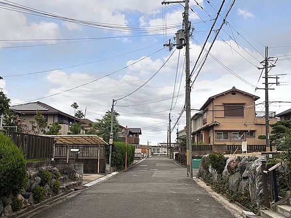 北側道路幅員約5.7mございます