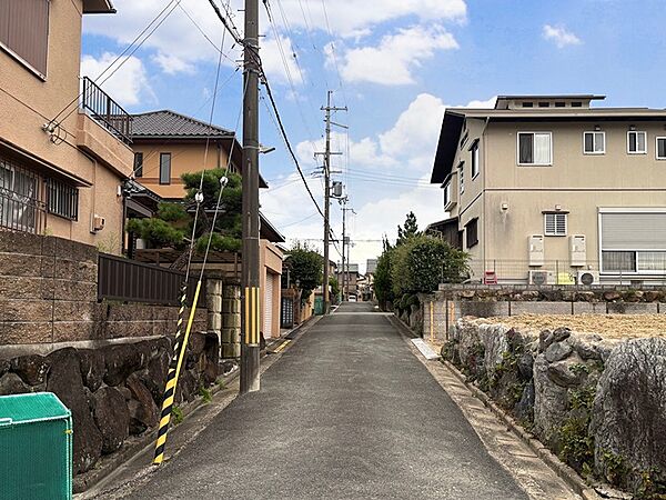 東側道路幅員約4.2mございます