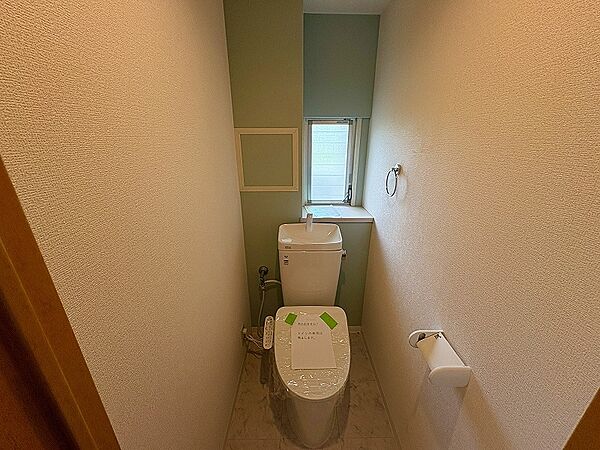 窓からの採光で明るい印象のトイレ空間です。