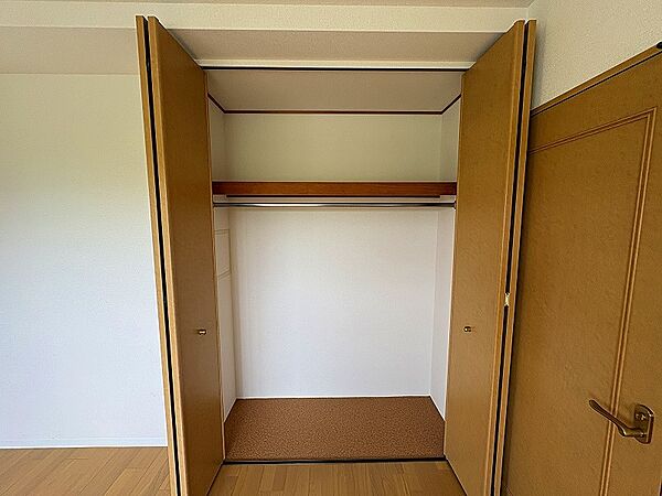 広い開口部のクローゼットで、出し入れもスムーズです。