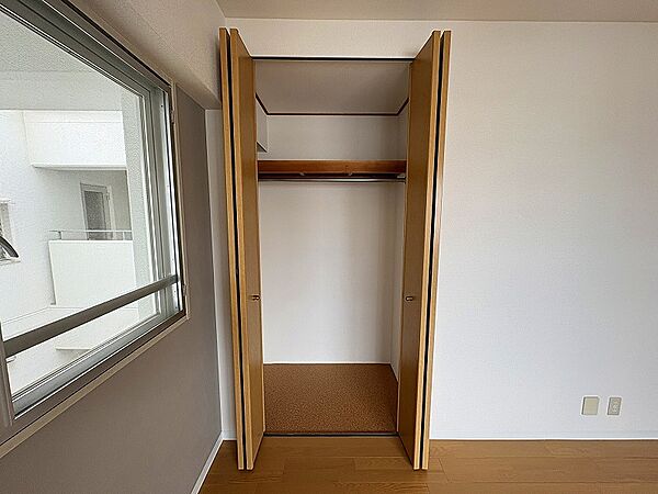 洋服の収納に便利なクローゼットです。