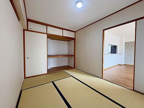 和室は押入れ収納も充実。隣接する洋室へもスムーズに移動でき、様々な用途にご活用いただけます。