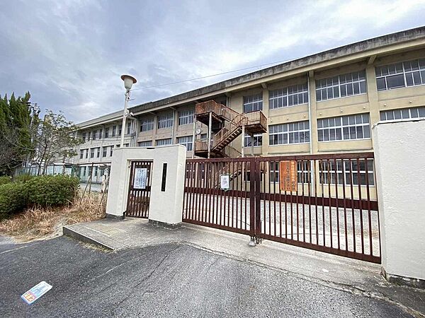 平群中学校まで約1250ｍ