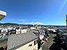 その他：晴れた日には、青空が広がる開放的な眺望が魅力です。生駒山が一望でき、日々の暮らしに安らぎを与えます。