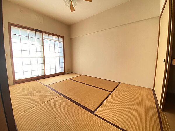 和室6帖南向きにつき採光良好！