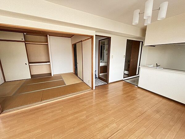 リビング横、和室6帖