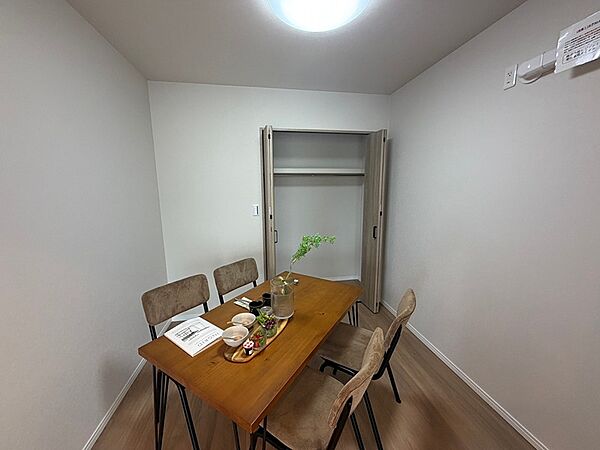 食事にも作業にも使える、居室の一角。クローゼット付きで、すっきりとした空間を保てます。