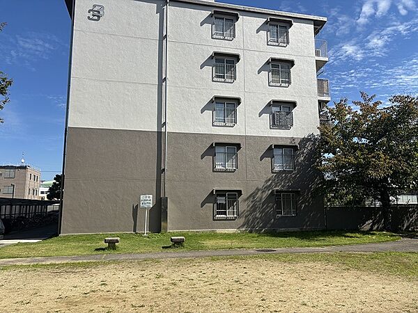 お部屋の西側は敷地内の公園です。